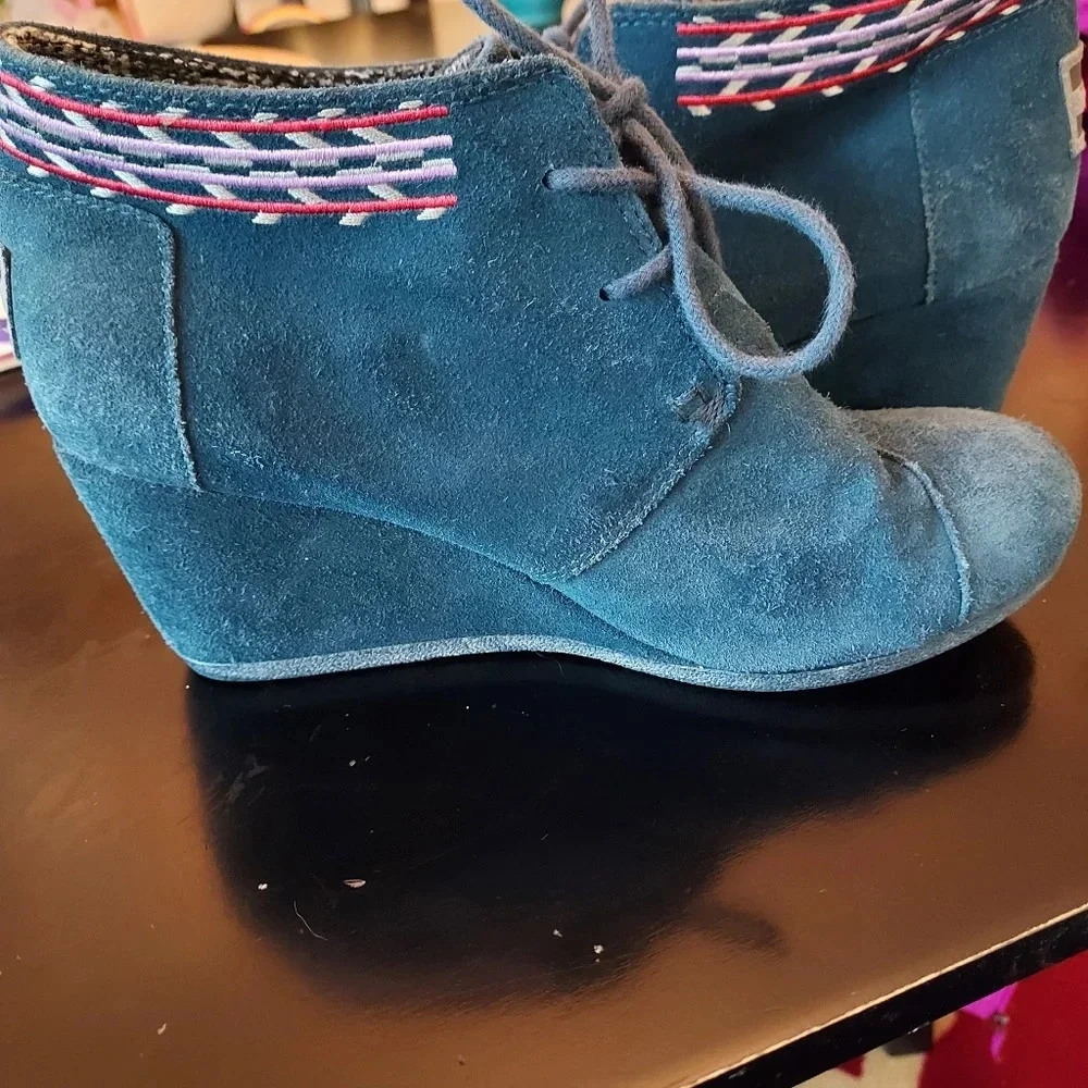 Toms Desert Suede Wedge Booties Size 6.5